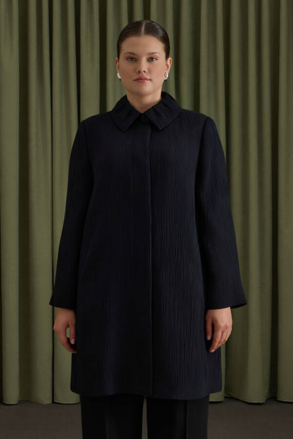 Siyah Yakası Pili Detaylı Çizgi Dokulu Kap - Aker (1)