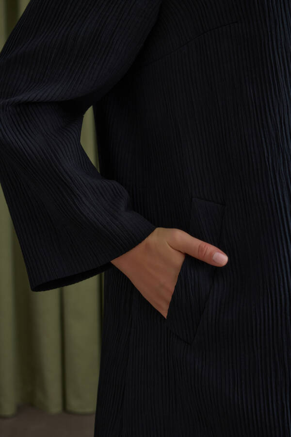 Siyah Yakası Pili Detaylı Çizgi Dokulu Kap - 5