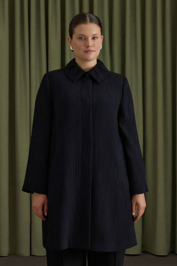 Siyah Yakası Pili Detaylı Çizgi Dokulu Kap - 4