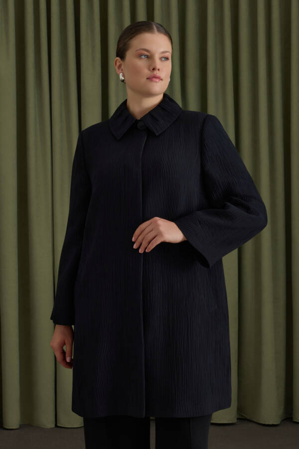 Siyah Yakası Pili Detaylı Çizgi Dokulu Kap - 1