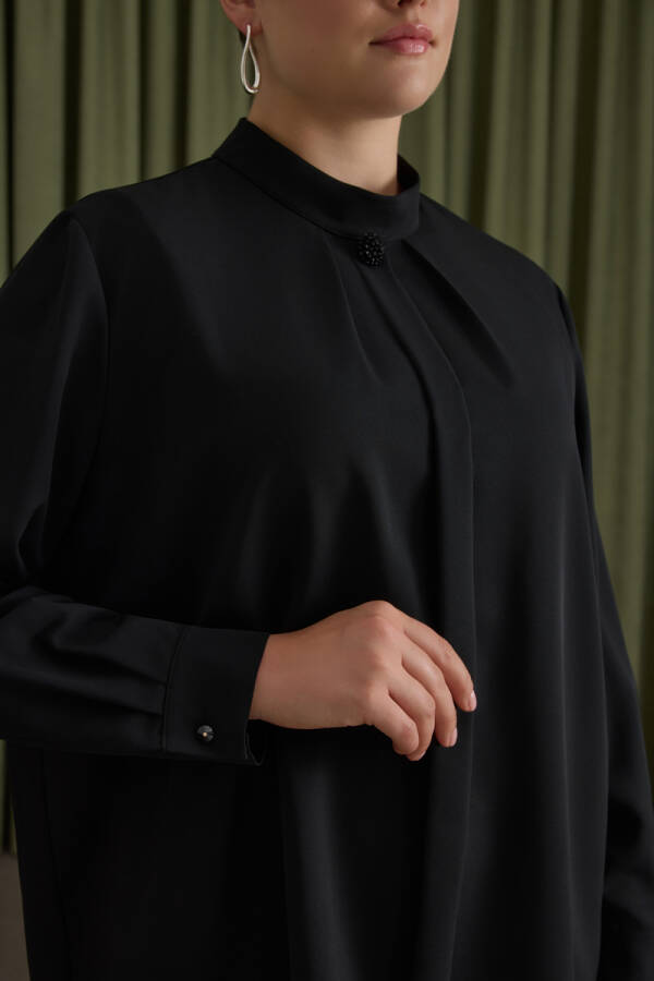 Siyah Yakası Pili ve Boncuk Detaylı Bluz - 5