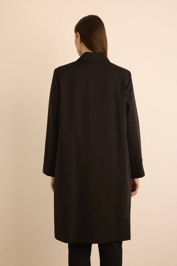 Siyah Yakası Taşlı Düğmeli Kap - 6