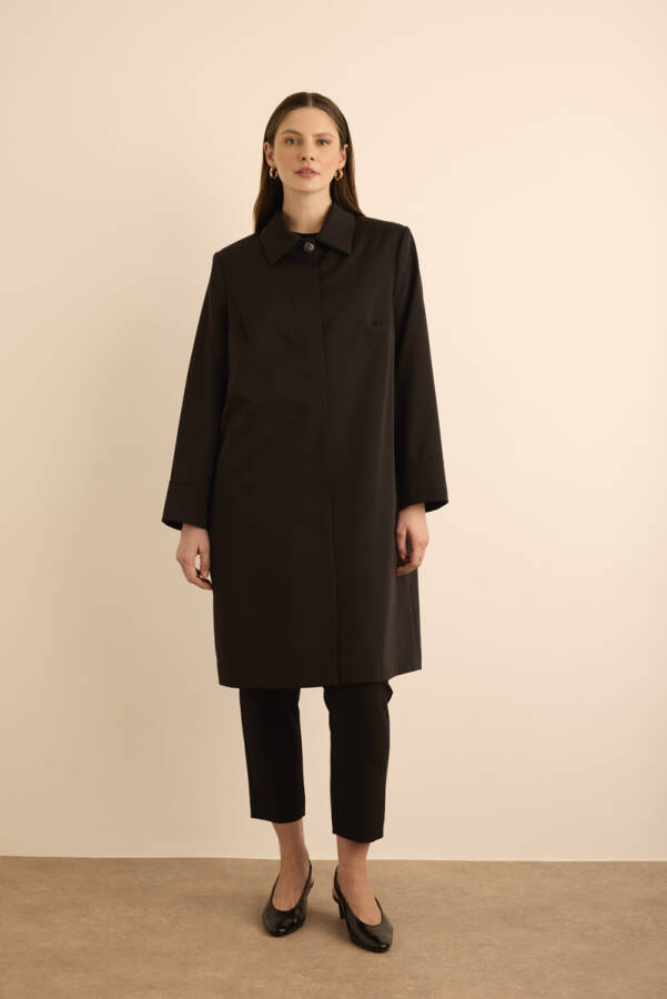 Siyah Yakası Taşlı Düğmeli Kap - 5