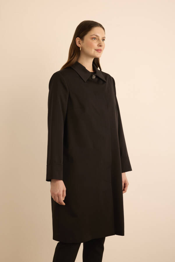 Siyah Yakası Taşlı Düğmeli Kap - 4