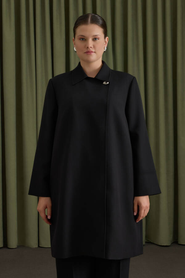 Siyah Yakası Yandan Kapamalı Kap - 3