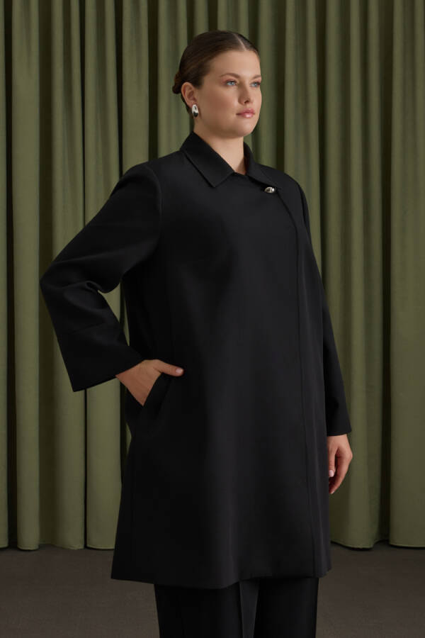 Siyah Yakası Yandan Kapamalı Kap - Aker