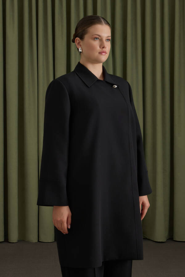 Siyah Yakası Yandan Kapamalı Kap - Aker (1)