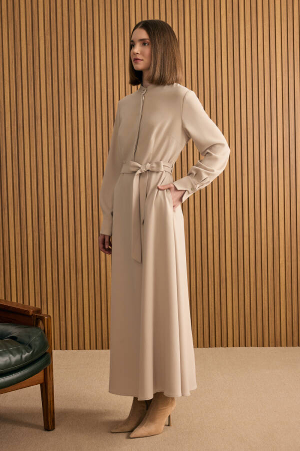 Taş Hakim Yaka Dökümlü Elbise - 4