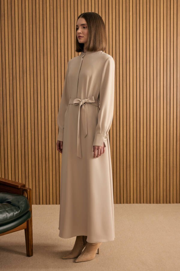 Taş Hakim Yaka Dökümlü Elbise - 5