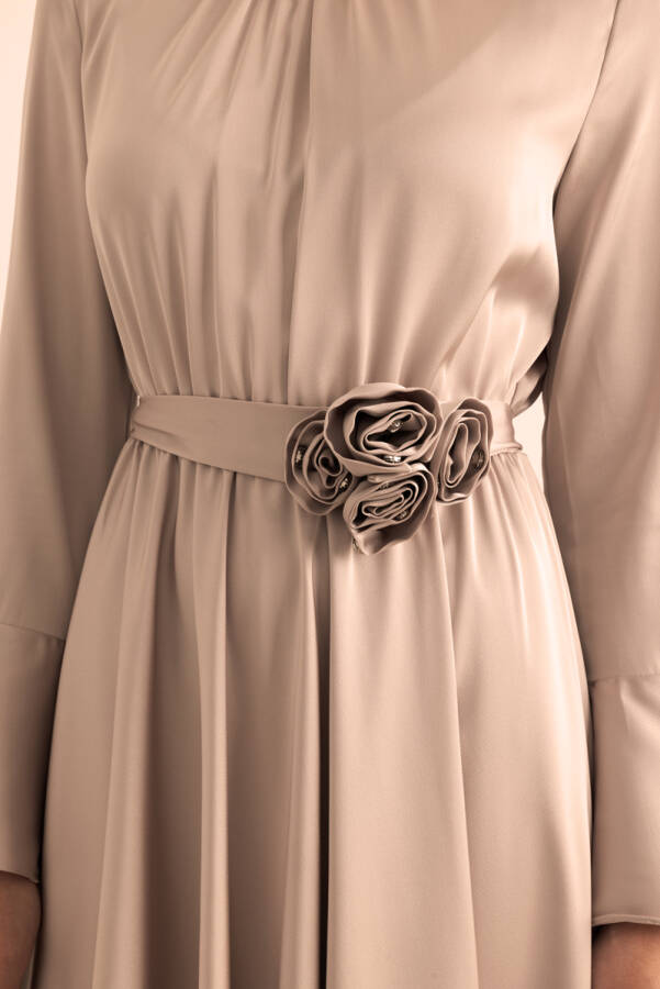 Taş Seyyar Çiçek Detaylı Parlak Dokuma Elbise - 5