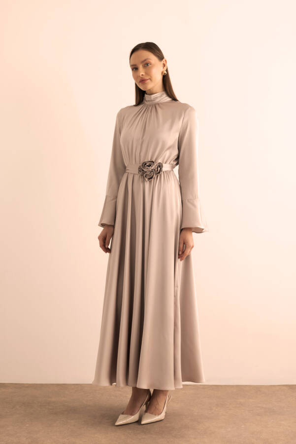 Taş Seyyar Çiçek Detaylı Parlak Dokuma Elbise - 6