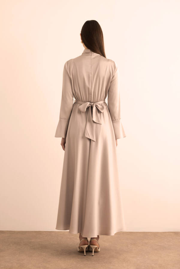 Taş Seyyar Çiçek Detaylı Parlak Dokuma Elbise - 7