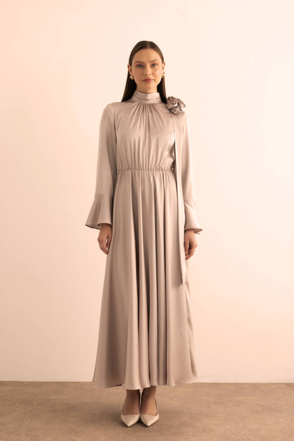 Taş Seyyar Çiçek Detaylı Parlak Dokuma Elbise - Aker