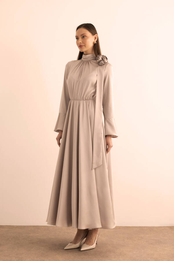 Taş Seyyar Çiçek Detaylı Parlak Dokuma Elbise - 4