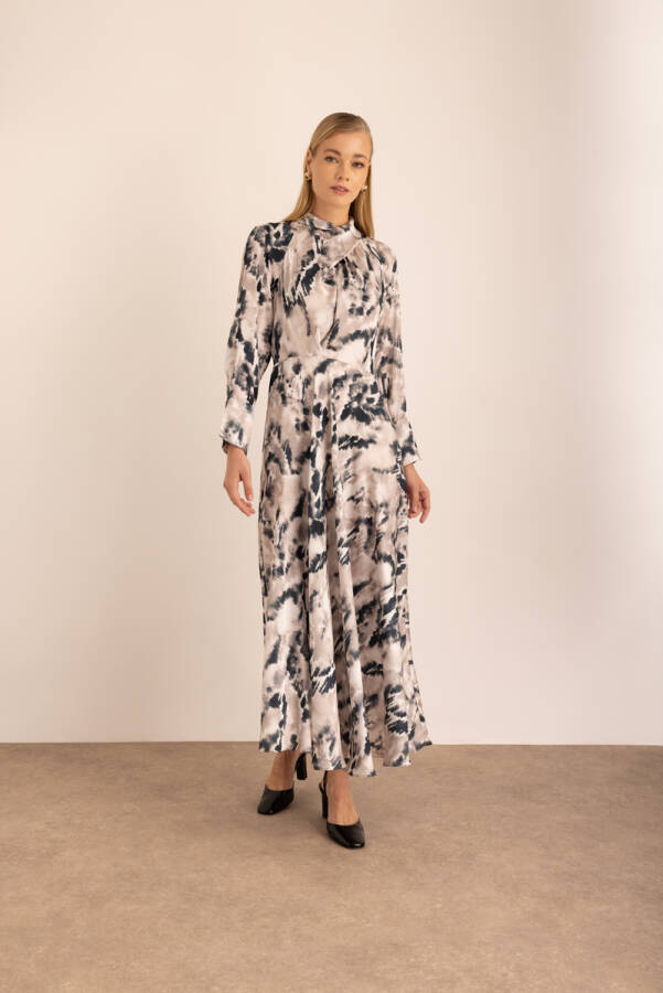 Taş Yakası Drape Detaylı Desenli Elbise - Aker