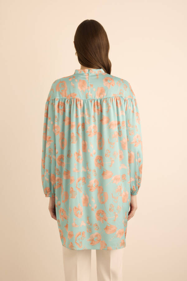 Turkuaz Çiçek Desenli Omuzu Kup ve Büzgü Detaylı Tunik - 7