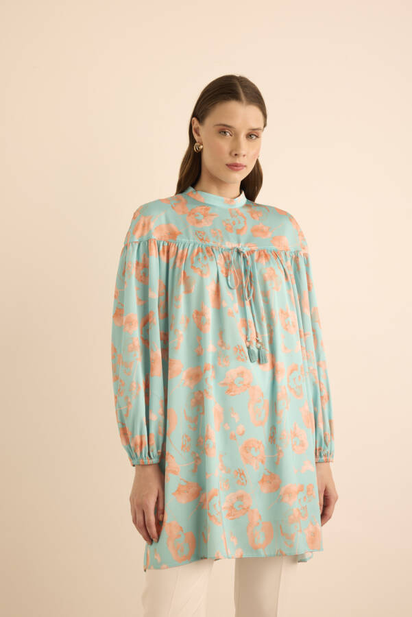 Turkuaz Çiçek Desenli Omuzu Kup ve Büzgü Detaylı Tunik - 3