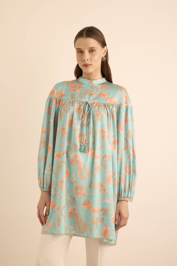 Turkuaz Çiçek Desenli Omuzu Kup ve Büzgü Detaylı Tunik - 6