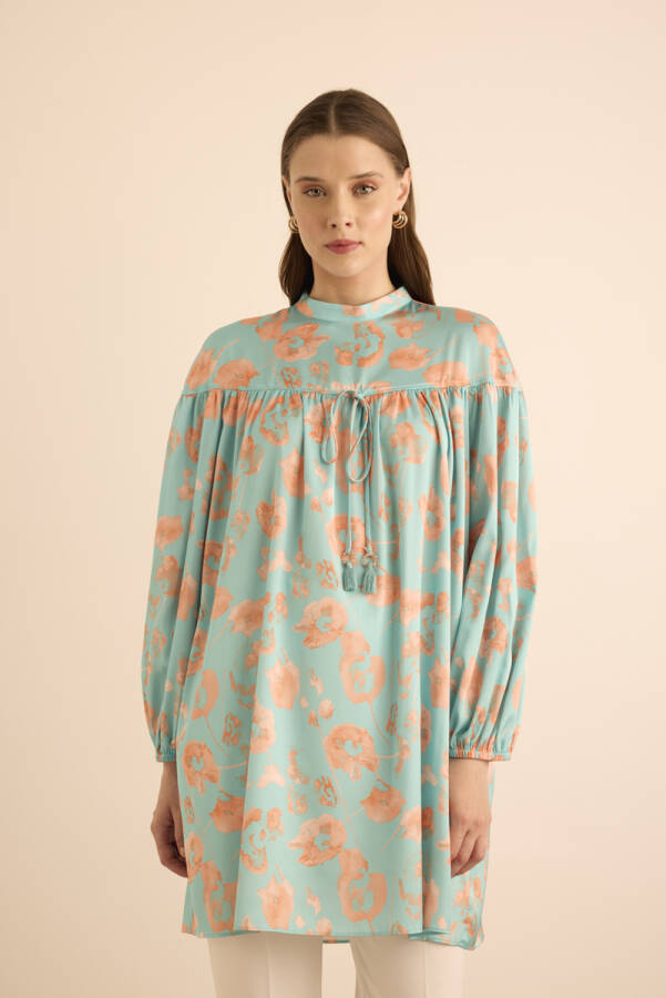 Turkuaz Çiçek Desenli Omuzu Kup ve Büzgü Detaylı Tunik - Aker