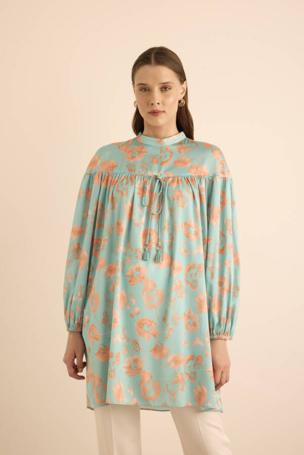 Turkuaz Çiçek Desenli Omuzu Kup ve Büzgü Detaylı Tunik - 4
