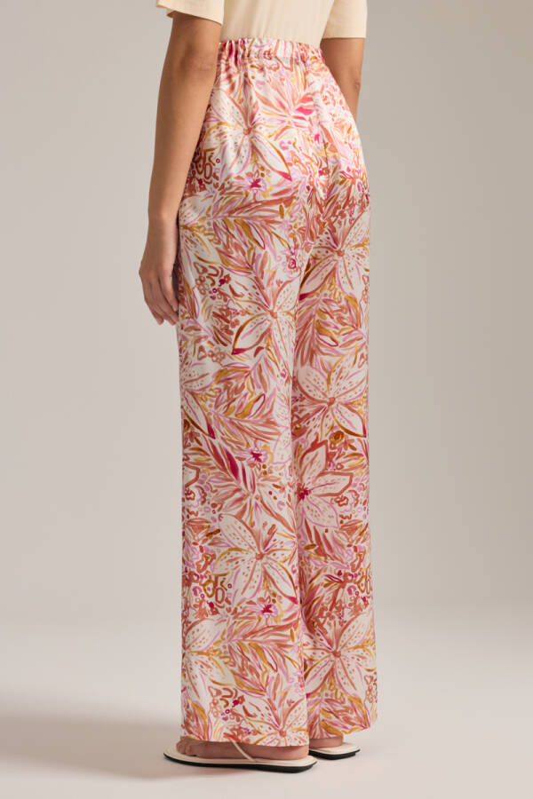 Turuncu Desenli Arka Beli Lastik Detaylı İpek Pantolon - 5