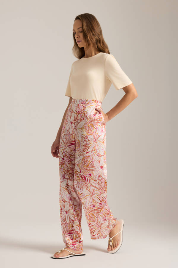 Turuncu Desenli Arka Beli Lastik Detaylı İpek Pantolon - 1