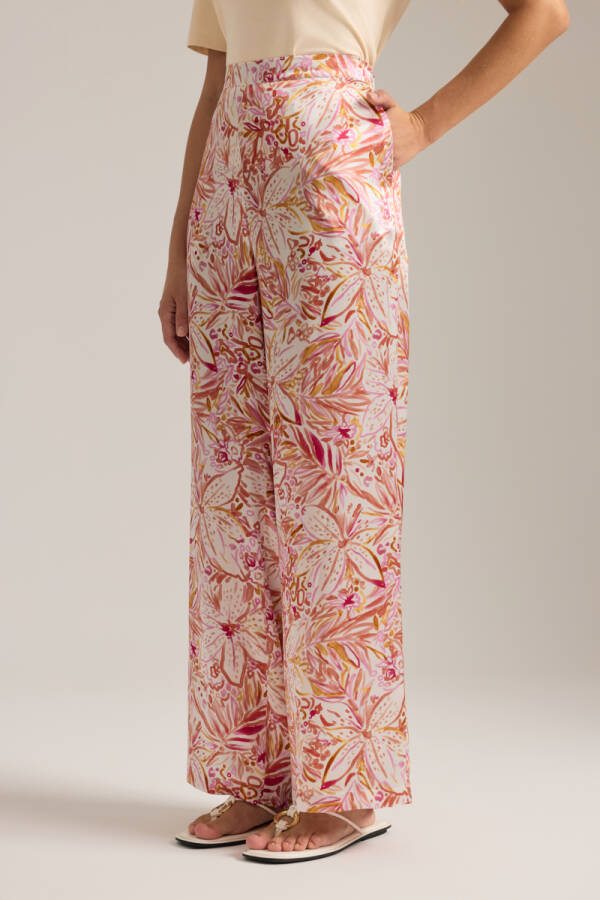 Turuncu Desenli Arka Beli Lastik Detaylı İpek Pantolon - 3