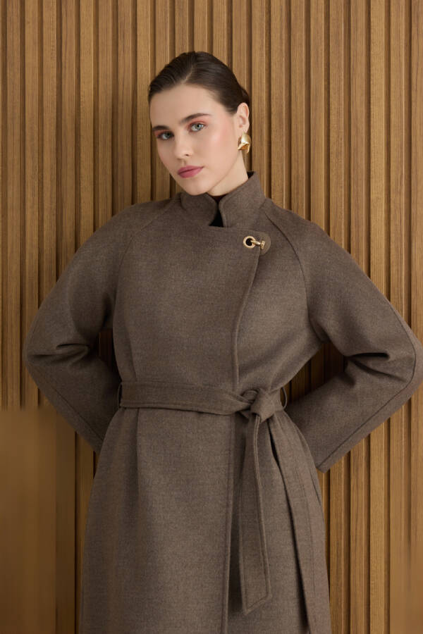 Vizon Yakası Deri ve Metal Kapama Aksesuarlı Manto - Aker (1)