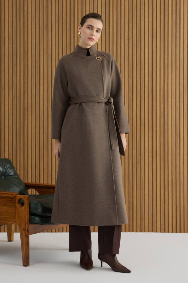 Vizon Yakası Deri ve Metal Kapama Aksesuarlı Manto - 3