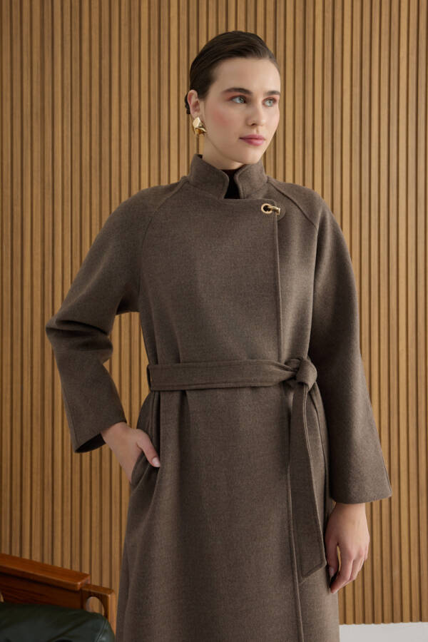 Vizon Yakası Deri ve Metal Kapama Aksesuarlı Manto - 5