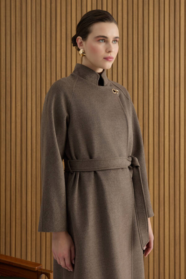 Vizon Yakası Deri ve Metal Kapama Aksesuarlı Manto - 6