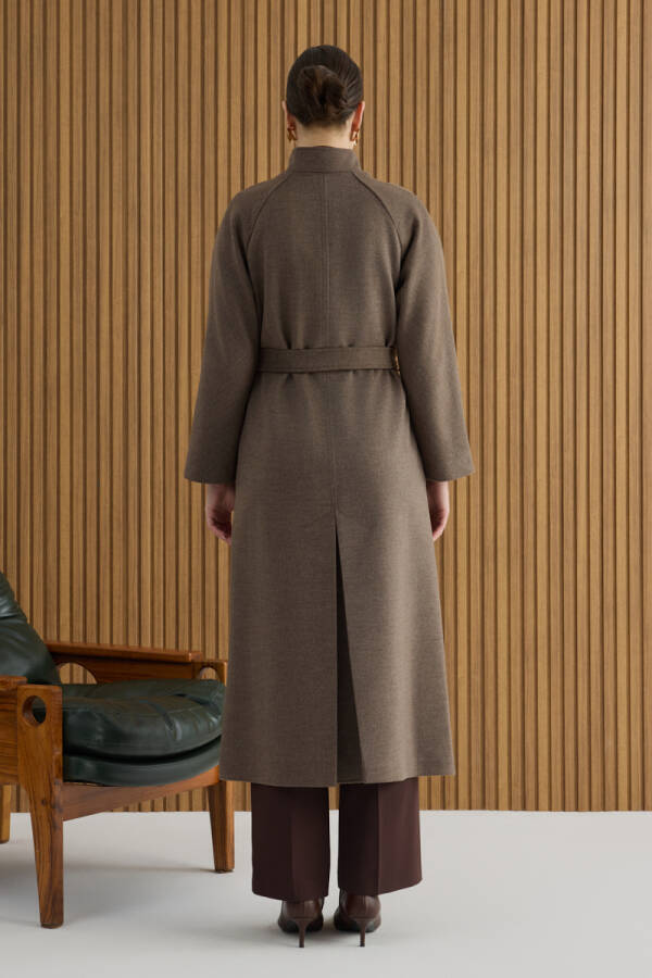 Vizon Yakası Deri ve Metal Kapama Aksesuarlı Manto - 7