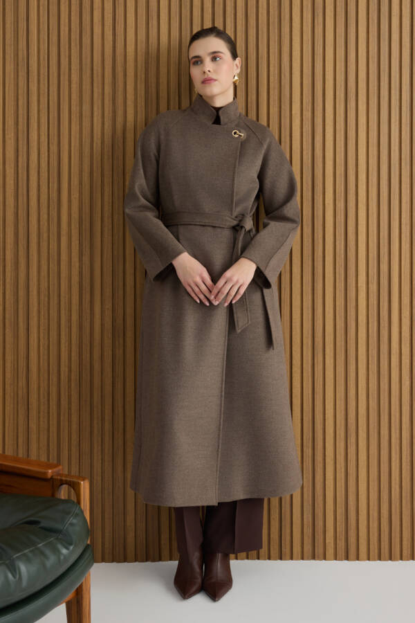 Vizon Yakası Deri ve Metal Kapama Aksesuarlı Manto - 1