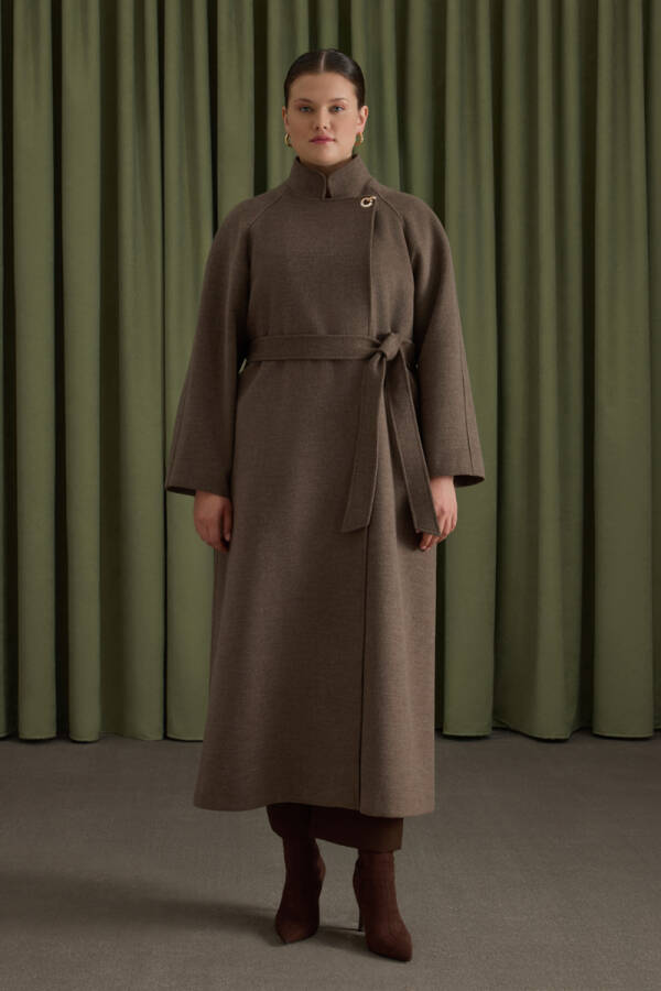 Vizon Yakası Deri ve Metal Kapama Aksesuarlı Manto - Aker (1)