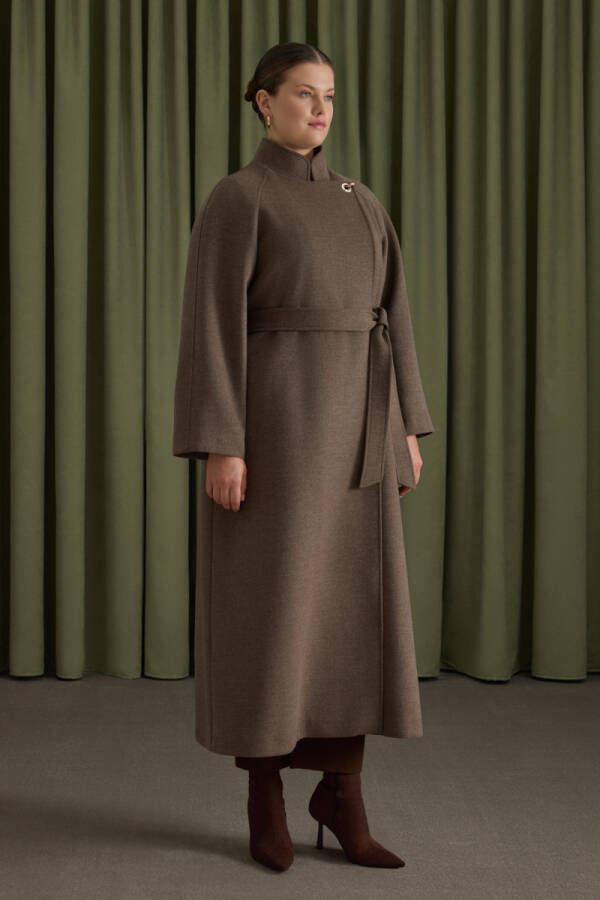 Vizon Yakası Deri ve Metal Kapama Aksesuarlı Manto - 4