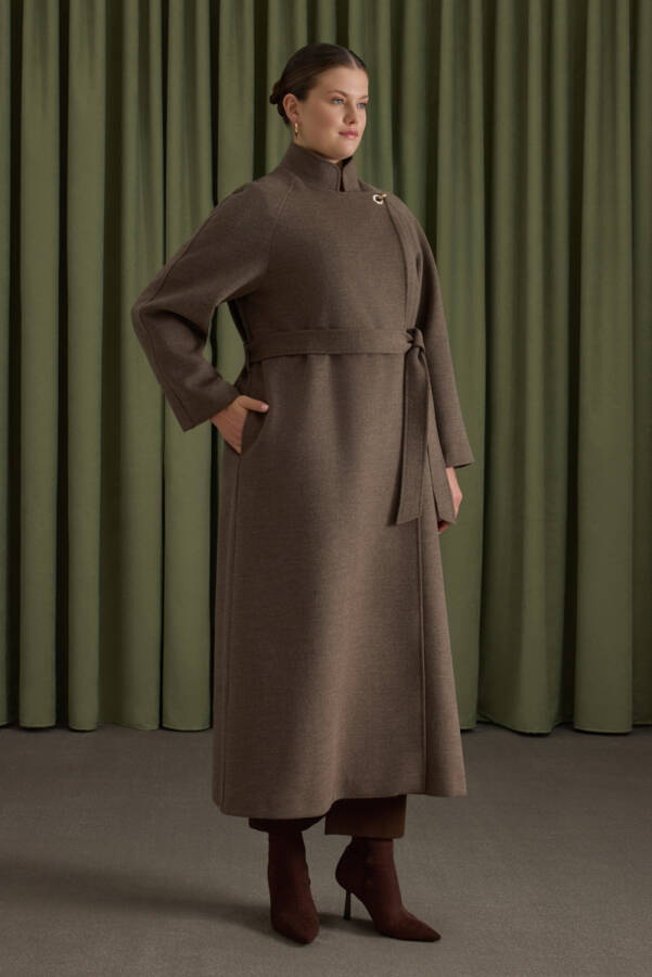 Vizon Yakası Deri ve Metal Kapama Aksesuarlı Manto - 5