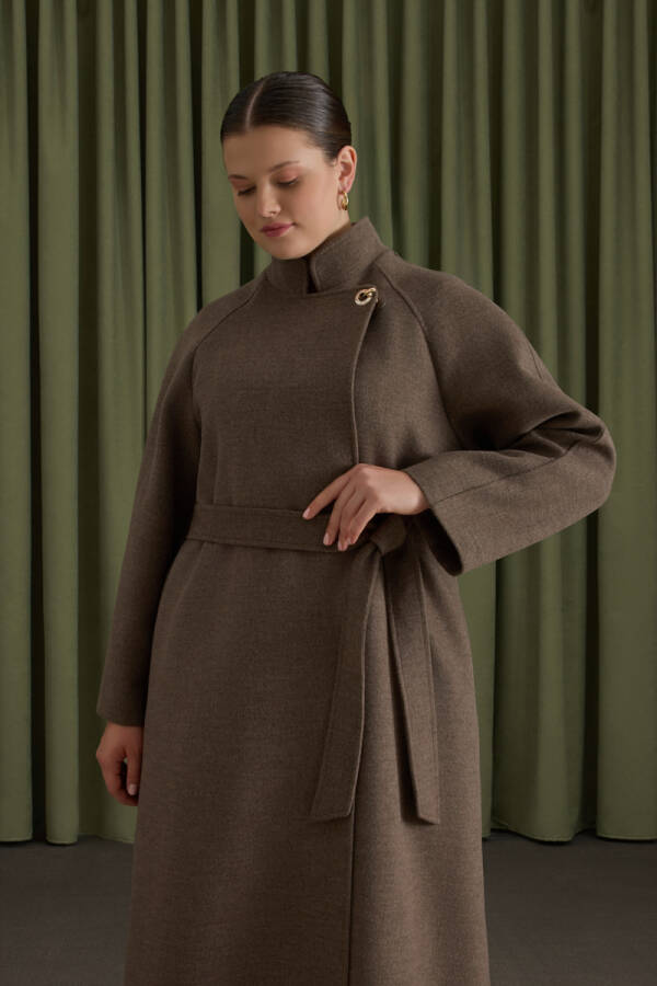 Vizon Yakası Deri ve Metal Kapama Aksesuarlı Manto - Aker