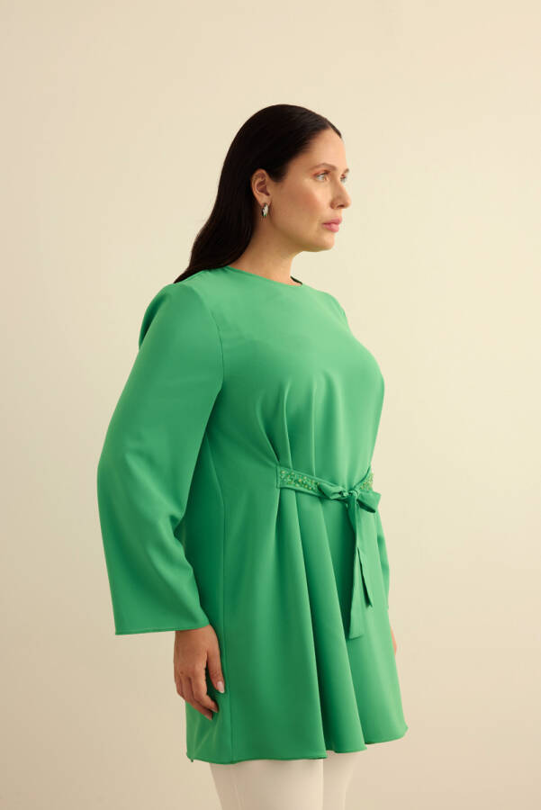 Yeşil Kemeri İşlemeli Dökümlü Tunik - 5