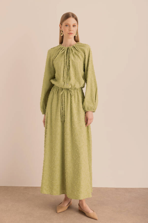 Yeşil Kumaşı Püskül Detaylı Büzgülü Bluz - Aker (1)