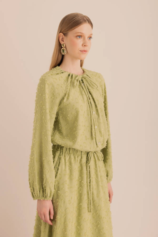 Yeşil Kumaşı Püskül Detaylı Büzgülü Bluz - 5