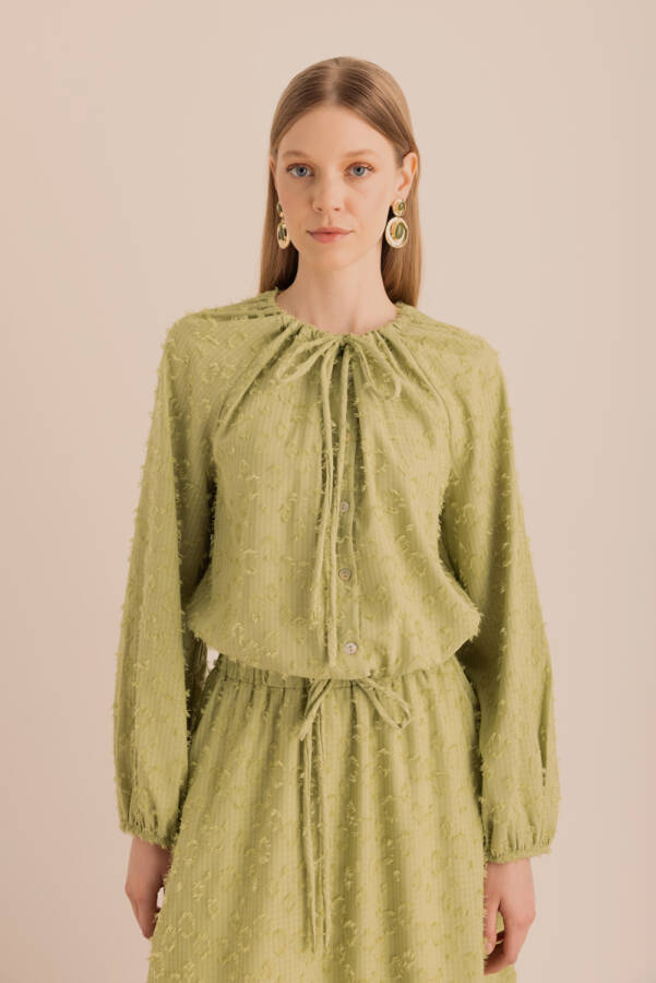 Yeşil Kumaşı Püskül Detaylı Büzgülü Bluz - 4