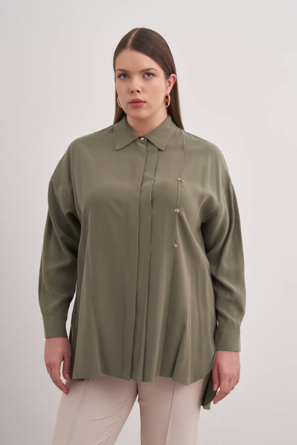 Yeşil Pileli Metal Logolu Bluz - 4