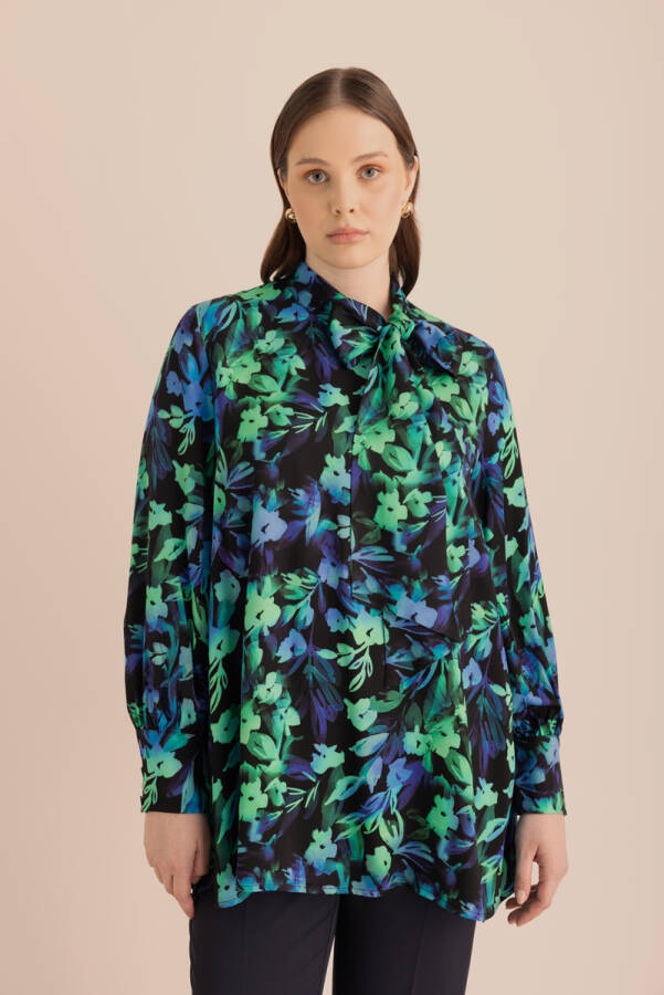 Yeşil Yakası Fular Detaylı Desenli Bluz - 1